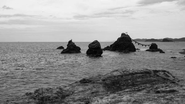 Le famose rocce gemelle di Meoto Iwa a Ise Giappone — Foto Stock