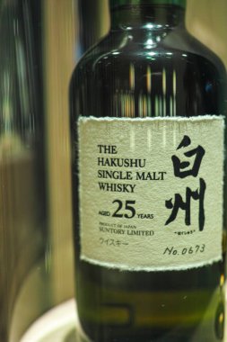 Yamanashi, Japonya - 19 2 2019: 25 yıllık çok nadir ve pahalı bir Hakushu malt şarabı