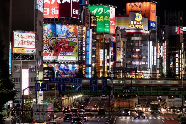 Tokio, Japan - 16 6 2019: Ein nächtlicher Blick auf Shinjuku und die Leuchtreklamen — Stockfoto