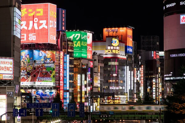 Tokio, Japan - 16 6 2019: Ein nächtlicher Blick auf Shinjuku und die Leuchtreklamen — Stockfoto