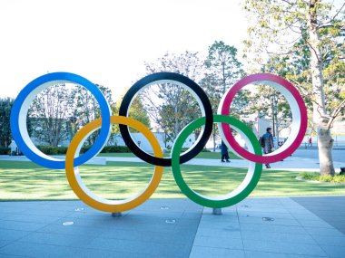 29 11 2019 - Tokyo, Japonya: Tokyo 'da geniş bir açık hava olimpiyat halkası seti