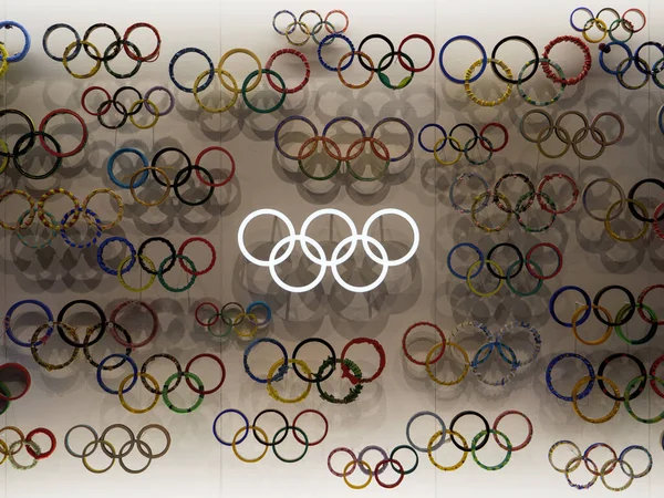 29 11 2019 - Tokio, Japón: Un muro de anillos olímpicos en el museo olímpico Tokio — Foto de Stock