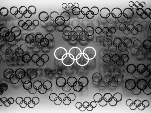 29 11 2019 - Tokio, Japón: Un muro de anillos olímpicos en el museo olímpico Tokio — Foto de Stock