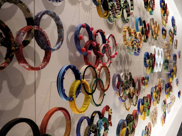 29 11 2019 Tokyo, Japan: En mur af olympiske ringe i det olympiske museum Tokyo - Stock-foto