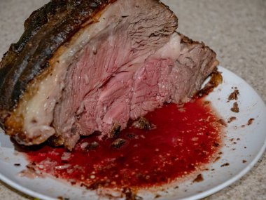 Lezzetli orta pişmiş biftek dilimlemeye hazır.