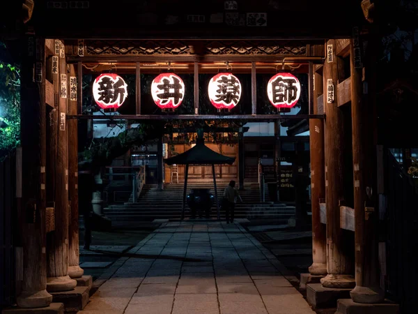 Araiyakushi heiligdom in Nakano wijk Tokyo, 's nachts — Stockfoto