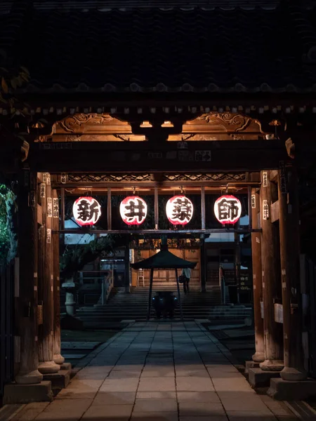 Araiyakushi heiligdom in Nakano wijk Tokyo, 's nachts — Stockfoto