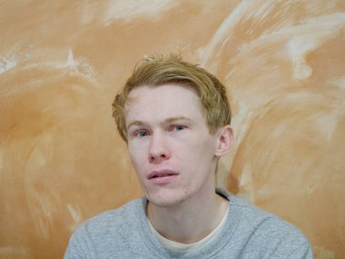 Kameraya bakan adamın kafası biraz karışmış.