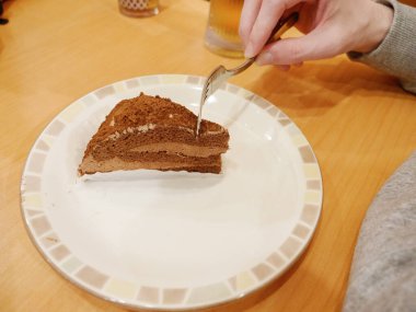 Çatalla yenmek üzere olan bir pasta.