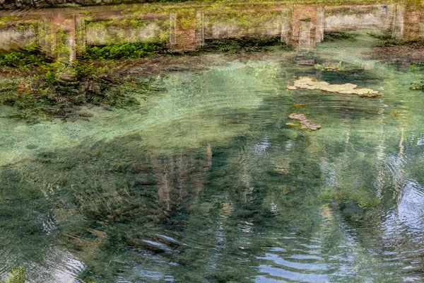 Água benta pura localizada em Tirta Empul em Bali — Fotografia de Stock