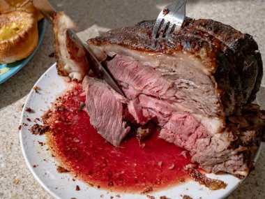 Akşam yemeği için orta pişmiş biftek.