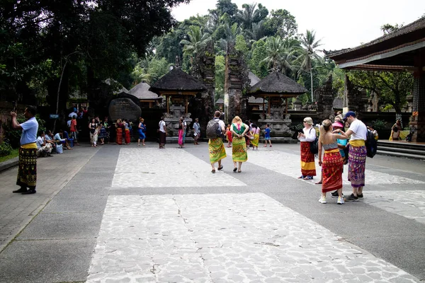 Bali, Indonésia - 29 5 19: turistas andando pelo templo Tirta Empul em Ubud — Fotografia de Stock