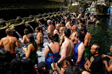 Bali, Endonezya - 29 5-19: İnsanlar Ubud 'daki Tirta Empul tapınağındaki kutsal çeşmelerde banyo yapıyorlar