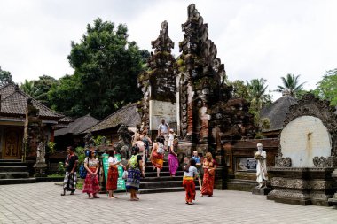 Bali, Endonezya - 29 5 19: Ubud 'daki Tiran Boş Tapınağı' nda gezen turistler