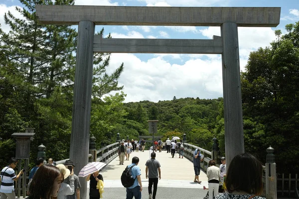 Ise, Japón - 28 6 19: Las personas que cruzan el puente que es la entrada principal al santuario de Ise Jingu — Foto de Stock