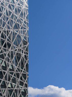 Tokyo, Japonya - 1711 2019: Shinjuku 'daki ikonik Mode Gakuen Kozasının kenarı