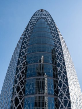 Tokyo, Japonya - 1711 2019: Shinjuku 'daki ikonik Mode Gakuen Kozasının önü