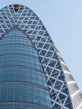 Tokyo, Japonya - 1711 2019: Shinjuku 'daki ikonik Mode Gakuen Kozasının önü