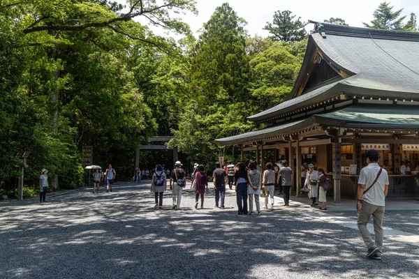 Ise, Japon - 28 6 19 : Les touristes achetant des souvenirs et des charmes au sanctuaire Ise Jingu — Photo