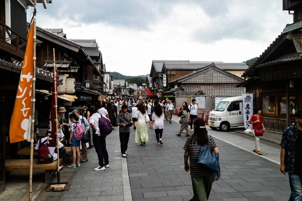 Ise, Japón - 28 6 19: Turistas caminando por Ise cerca del santuario en un día ajetreado — Foto de Stock
