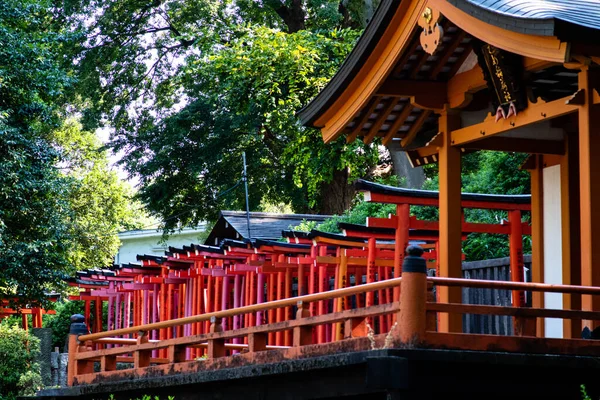 Tokio, Japonia - 9 8 2019: Rzędy czerwonych łuków torii w świątyni Nezu — Zdjęcie stockowe