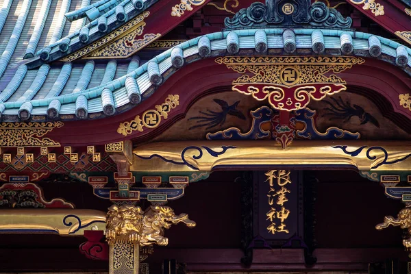 Tokyo, Japan - 9 8 2019: Het belangrijkste heiligdom gebouw bij Nezu heiligdom — Stockfoto