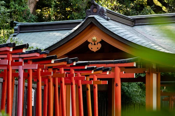 Tokio, Japonia - 9 8 2019: Red torii archways located in Nezu shrine — Zdjęcie stockowe