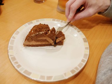 Çatalla yenmek üzere olan bir pasta.