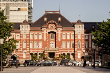Tokyo, Japonya - 9-8-19: Tokyo istasyonlarının önünde ünlü tuğla bina