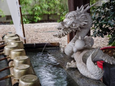 Tokyo, Japonya - 27-8-19: Tanashi türbesine su tüküren bir ejderha heykeli