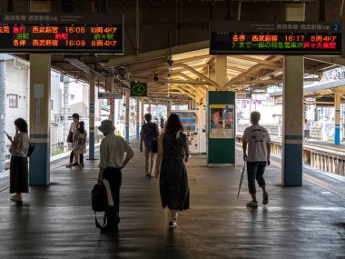 Tokyo, Japonya - 27-8-19: İnsanlar Tanashi istasyonunda trene binmek için bekliyorlar