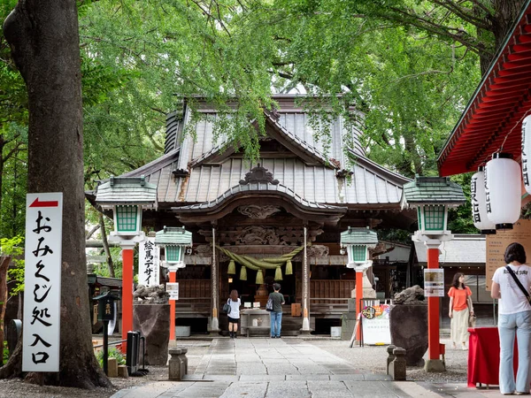 Tokyo, Japan - 27 8 19: De voorkant van Tanashi heiligdom weggestopt in een kleine buurt — Stockfoto