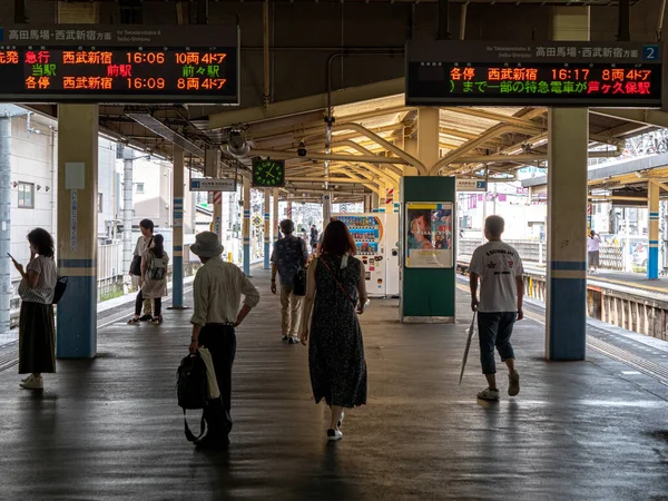 Tokio, Japan - 27 8 19: Menschen warten am Bahnhof Tanashi auf den Zug — Stockfoto