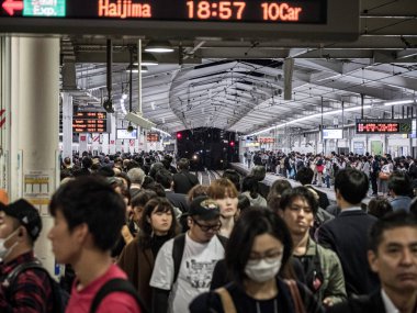 Tokyo, Japonya - 10 11: 19 Seibu Shinjuku istasyonundan büyük bir kalabalık geçiyor.
