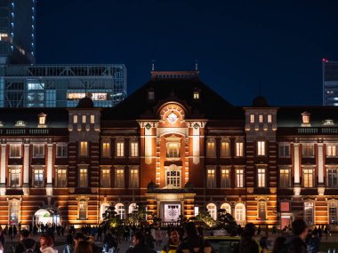 Tokyo, Japonya - 12: 20 Tokyo istasyonlarının önünde geceleyin ünlü tuğla bina