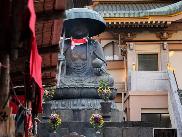 Tokyo, Japonya - 1811 19: Büyük Buda heykeli Sugamo tapınağında oturuyordu