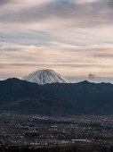Špička Mt. Fuji stoupá nad okolní hory