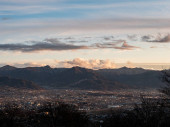 Město Kofu ve večerních hodinách obklopené horami