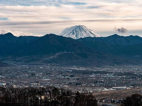 Szczyt Mt. Fuji wznoszące się nad otaczającymi górami — Zdjęcie stockowe