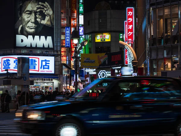 Shibuya, Japan - 7.2.20: Verkehr auf Shibuyas berühmter Kreuzung — Stockfoto
