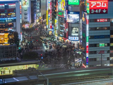 Shibuya, Japonya - 7.2.20: Shibuya gece yüksek bir noktadan geçiyor
