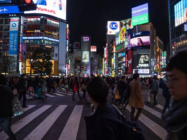 Shibuya, Japan - 7.2.20: Große Menschenmassen warten darauf, Shibuyas zu überqueren — Stockfoto