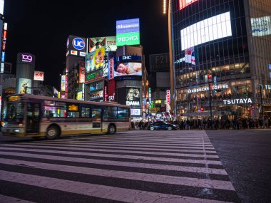 Shibuya, Japonya - 7.2.20: Shibuyas 'tan geçen trafik