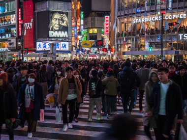 Shibuya, Japonya - 7.2.20: Shibuyas 'tan geçen büyük bir kalabalık