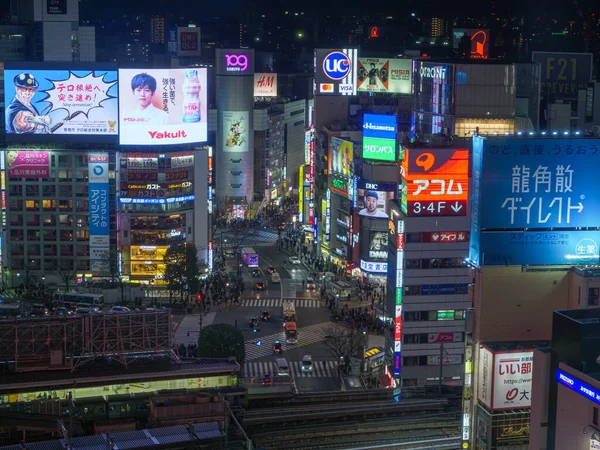 Shibuya, Japan - 7.2.20: Shibuya-Überfahrt von einem hohen Aussichtspunkt in der Nacht — Stockfoto