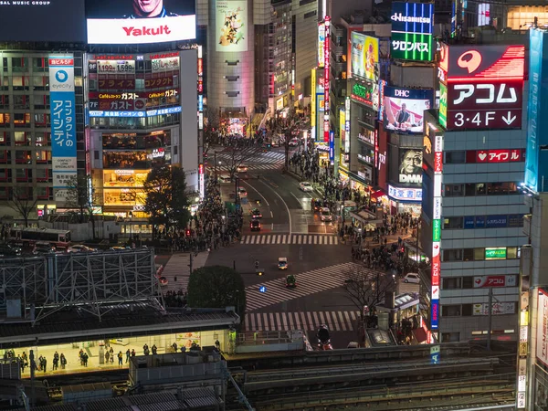 Shibuya, Japan - 7.2.20: Shibuya-Überfahrt von einem hohen Aussichtspunkt in der Nacht — Stockfoto