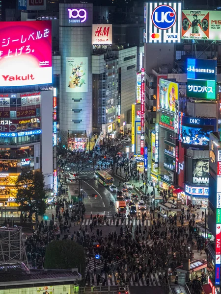 Shibuya, Japonya - 7.2.20: Shibuya gece yüksek bir noktadan geçiyor
