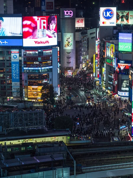 Shibuya, Japan - 7.2.20: Shibuya oversteek vanaf een hoog uitkijkpunt 's nachts — Stockfoto