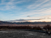 Panoramatický výhled na město Kofu obklopeno horami