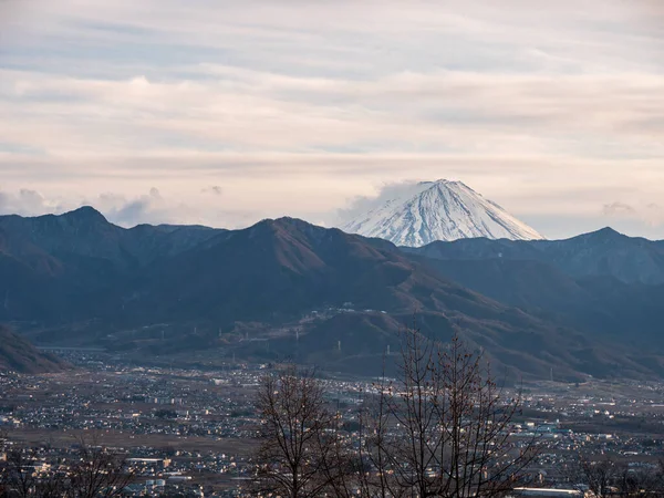 Het topje van de berg. Fuji stijgt boven de omringende bergen — Stockfoto